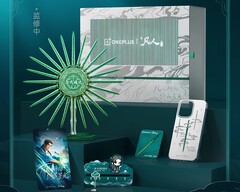 Die Box enthält fünf Sammlerstücke, darunter einen drehbaren Metallständer, der das Smartphone magnetisch hält