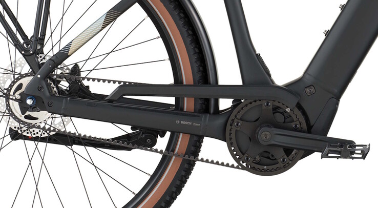 Verbaut sind ein Mittelmotor, ein Carbonriemen und eine Nabenschaltung