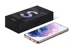 Das Samsung Galaxy S21 kommt in einer besonders schlanken Verpackung – kein Wunder, außer dem Smartphone ist kaum was drin. (Bild: Samsung)