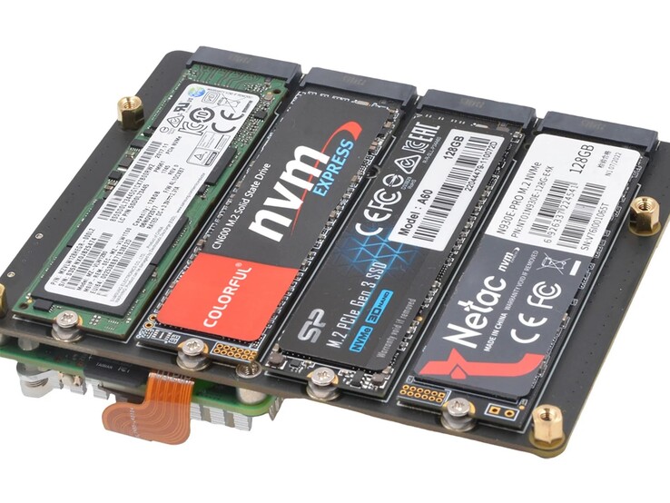 Geekworm X1011: Platine für vier NVMe-SSDs
