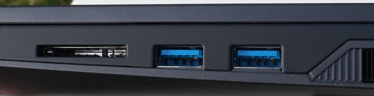 Anschlüsse rechts: SD-Kartenslot, 2 x USB-A (5 Gbit/s)
