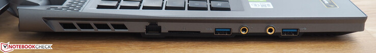 linke Seite: RJ45-LAN, SD-Cardreader, USB-A 3.0, Mikrofon, Kopfhörer, USB-A 3.0