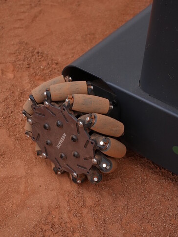 Der Acemate S10 Pro Tennisroboter nutzt omnidirektionale Räder.