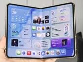 So könnte das aufgeklappte iPhone Ultra aka iPhone Fold im September aussehen, ein Dummy-Modell ist bereits in einem Hands-On-Video zu sehen.
