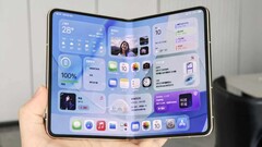 So könnte das aufgeklappte iPhone Ultra aka iPhone Fold im September aussehen, ein Dummy-Modell ist bereits in einem Hands-On-Video zu sehen.