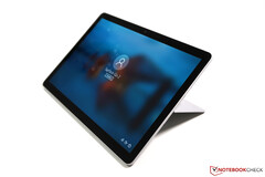 Der eingebaute Ständer erlaubt verschiedene Aufstellwinkel.