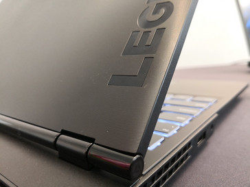 Der Displaydeckel besteht beim Y530 aus texturiertem Kunststoff