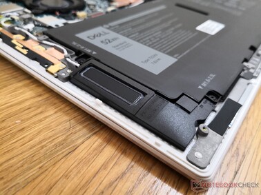 Stereolautsprecher in der Nähe der vorderen Ecken