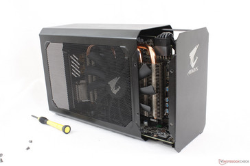 Nachdem sechs Schrauben entfernt wurden, lässt sich das Gehäuse öffnen