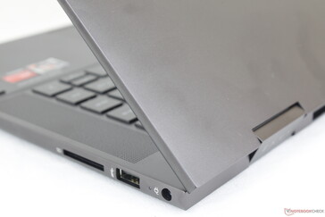 Die glatten, matten Oberflächen sind anfällig für Fingerabdrücke.