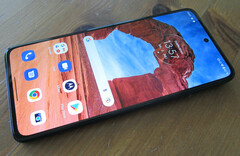 Das sehr leichte Motorola Edge 30 Smartphone ist jetzt für 267 Euro bestellbar (Bild: Manuel Masiero)