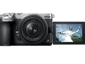 Die spiegellose Nikon Z5IIC ist mit einem schwenkbaren 3,2-Zoll-Touchscreen für eine einfache Bildkontrolle bei Selfies ausgestattet