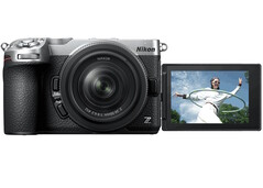Die spiegellose Nikon Z5IIC ist mit einem schwenkbaren 3,2-Zoll-Touchscreen für eine einfache Bildkontrolle bei Selfies ausgestattet