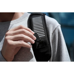 Der Samsonite Konnect-i weist ein eingebautes Touchpad im linken Träger auf. (Bild: Samsonite)