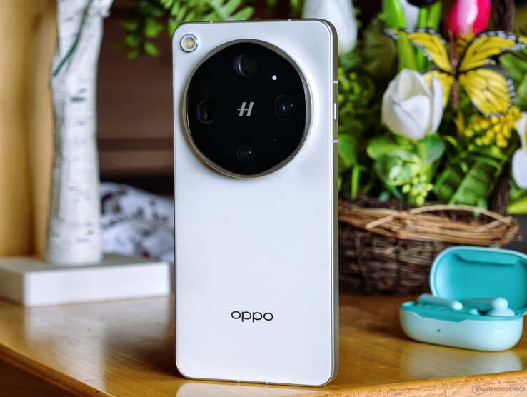 Weißes Oppo Find X9 Ultra im Test