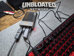 Verkabeltes Zimaboard mit Bootstick neben einer Tastatur