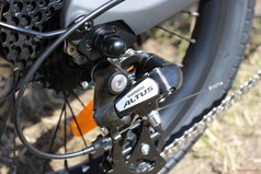 Verbaut ist eine Shimano Altus-Kettenschaltung