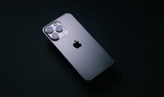 Das Apple iPhone 13 Pro Max lässt sich mit bis zu 26 Watt aufladen. (Bild: Howard Bouchevereau)