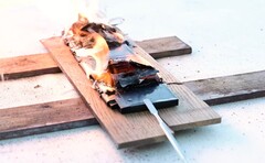 Smartphone-Akkus können in Flammen aufgehen, wenn sie punktiert werden. (Bild: iFixit)