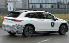 Mercedes EQS SUV Facelift 2026: Erlkönig zeigt Sternenlicht, MB.OS und 800-Volt-Technik