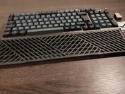 Die Handballenauflage besteht aus angenehmen Gummi, kann aber nichts fixiert werden (Bildquelle: Notebookcheck)