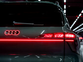 Das 0,1 Millimeter dünne Curved-OLED-Panel schmiegt sich an die Karosserie des neuen Audi Q9.