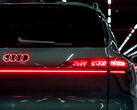 Das 0,1 Millimeter dünne Curved-OLED-Panel schmiegt sich an die Karosserie des neuen Audi Q9.