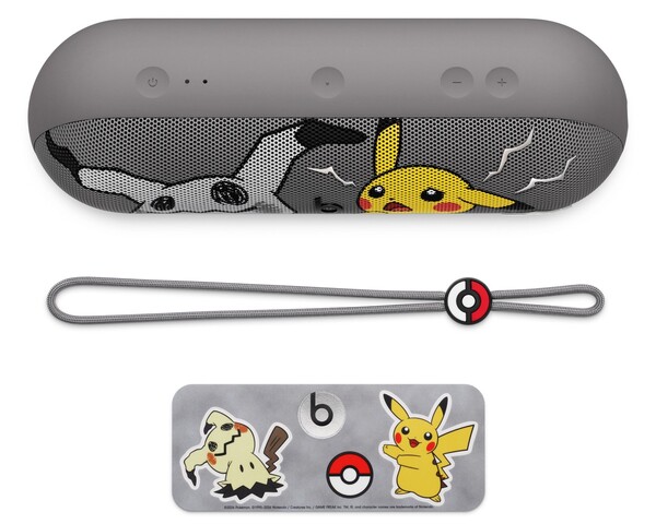 Pokémon x Beats Pill wird mit einer Trageschlaufe und Anhängern geliefert.
