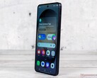 Der Nachfolger des abgebildeten Galaxy S26 soll eine altbackene Frontkamera nutzen.