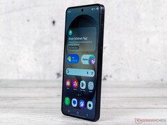 Der Nachfolger des abgebildeten Galaxy S26 soll eine altbackene Frontkamera nutzen.