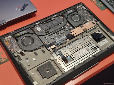 Das Kühlsystem und der Akku sind durch die untere Abdeckung weiterhin zugänglich (Bildquelle: Benjamin Herzig)