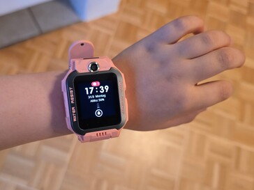 Die imoo Watch Phone Z7 am Arm eines Sechsjährigen