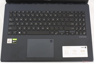 Das Layout ist identisch mit anderen VivoBook-Laptops. Die Tastenkappen sind jedoch um die Ecken etwas schärfer