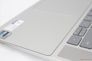 Wie bei vielen Asus VivoBooks und ZenBooks, hebt sich die Basis des Inspiron in einem bestimmten Winkel, wenn der Deckel geöffnet wird