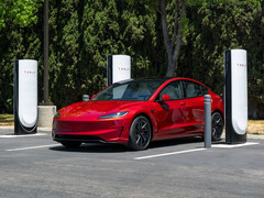 Das Tesla Model 3 am Supercharger (Bildquelle: Tesla)