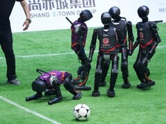 Das erste autonome Fußballturnier zwischen humanoiden Robotern markiert einen Meilenstein in der Entwicklung humanoider Roboter mit KI-gesteuerter Echtzeitinteraktion. (Bildquelle: ecns)