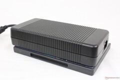 Das MSI Raider GE67 wird mit einem geradezu lächerlich großen 330-W-Netzteil geliefert, da die Core-i7-12800HX-CPU so anspruchsvoll ist.