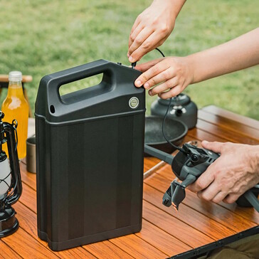 Der Zusatzakku ist als Powerbank nutzbar