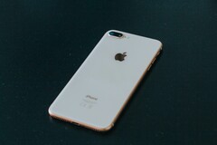 Ob das iPhone 9 Plus wie auch das abgebildete iPhone 7 Plus eine Dual-Kamera erhält ist noch nicht klar. (Bild: Marcin Nowak, Unsplash)