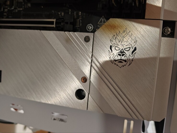 Die Brandspur auf dem Mainboard wurde von der brennenden GPU verursacht