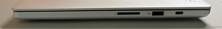Rechte Seite: SD-cardreader (UHS-II), USB-A 3.2 Gen 2 (10 GBit/s), USB-C 3.2 Gen 2 (10 GBit/s, DisplayPort ALT-Modus 2.1, Power Delivery 3.0)