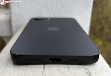 unten: Mikrofone, USB-C 2.0, Lautsprecher