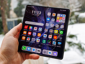 das faltbare Display des Huawei Mate X6 im Freien