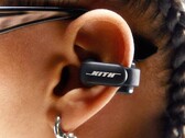 Die Bose Ultra Open Earbuds setzen auf ein kurioses, offenes Design. (Bild: Bose / Kith)