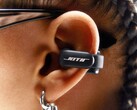 Die Bose Ultra Open Earbuds setzen auf ein kurioses, offenes Design. (Bild: Bose / Kith)