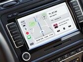 Google Maps unterstützt jetzt die Split-Screen-Ansicht in Apple CarPlay, sodass etwa zeitgleich mit der Navigation die Musikwiedergabe gesteuert werden kann. (Bild: Google)