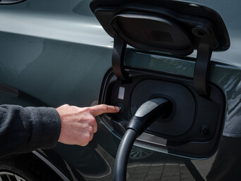 Ab dem vierten Quartal 2026 können Fahrer von vollelektrischen Volvo-Modellen wie dem kompakten EX30 mehr als 20.000 Tesla-Supercharger in ganz Europa direkt über die werkseigene Smartphone-App nutzen.