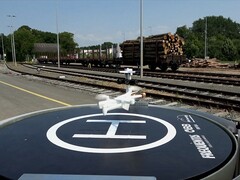 Eine Drohne bei offener Garage. (Foto: ÖBB)