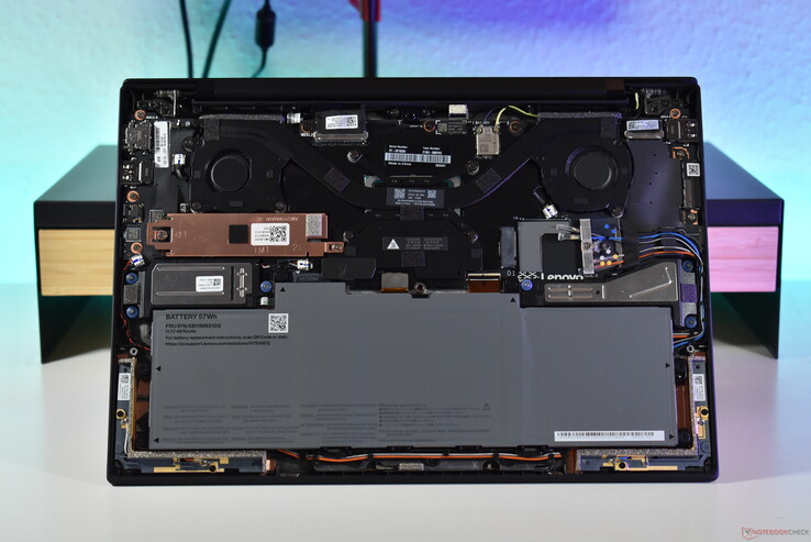 Lenovo ThinkPad X1 Carbon Gen 13: Aluminium-Version mit 5G/WWAN-Antennen.