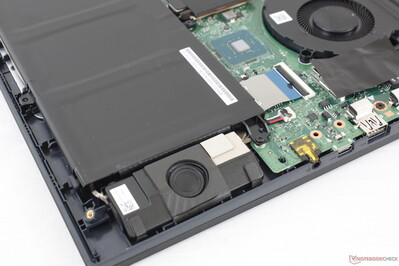 Stereolautsprecher nahe der vorderen Ecken. Auch bei hoher Lautstärke gibt es fast keine Vibrationen auf den Handballenauflagen Stereolautsprecher nahe der vorderen Ecken. Auch bei hoher Lautstärke gibt es fast keine Vibrationen auf den Handballenauflagen